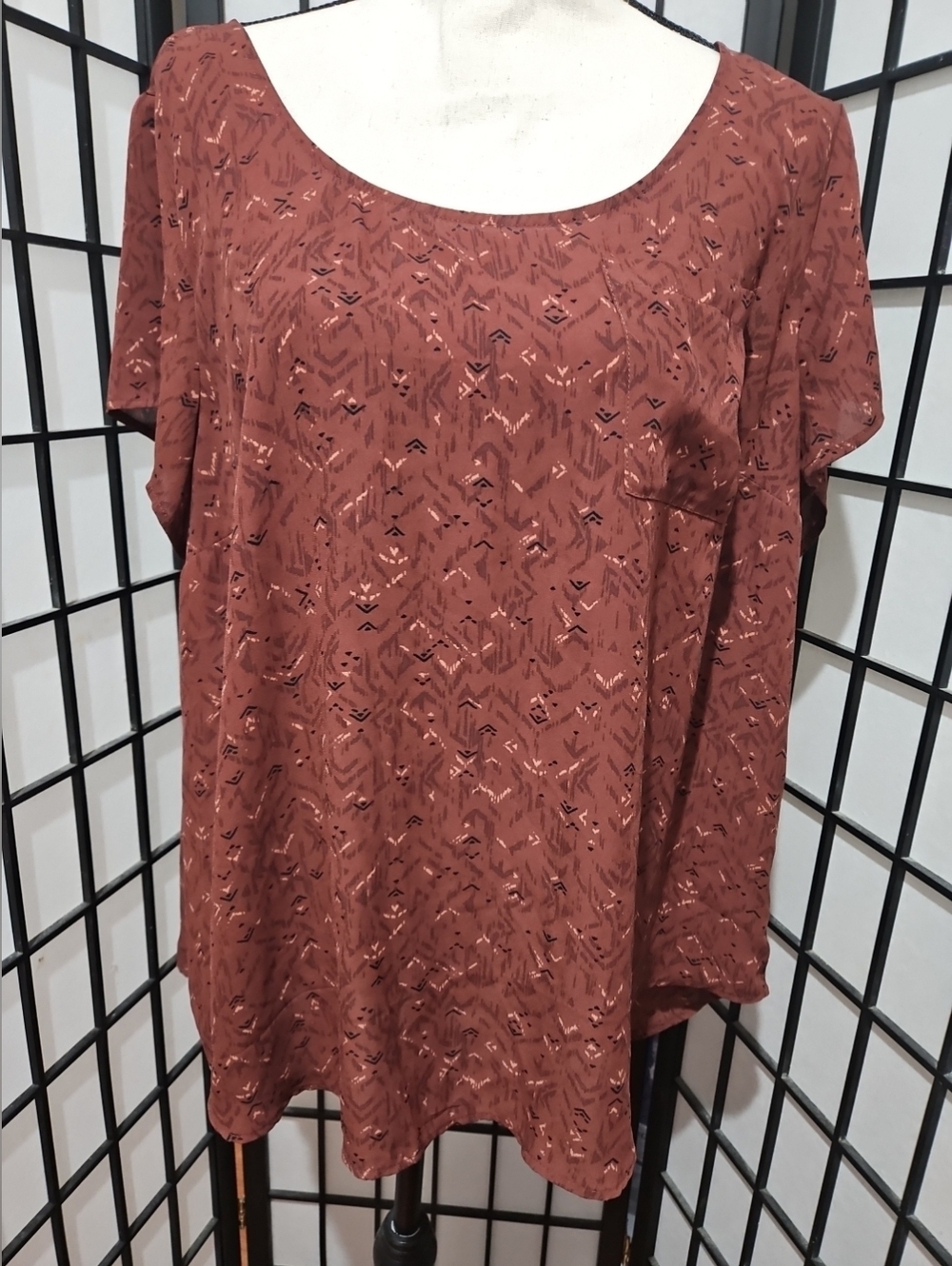 Torrid HARPER Size 1 (1X)  Small Geometric Design Short Sleeve Pullover Blouse
